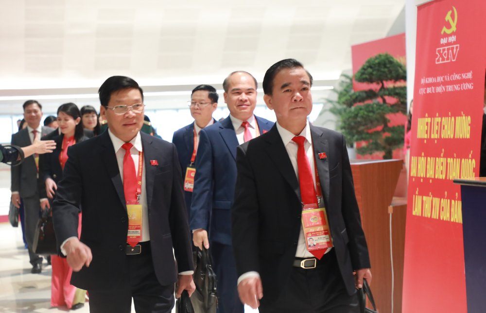 Các đại biểu tiến vào hội trường, chuẩn bị phiên trù bị. Ảnh: Trần Vương