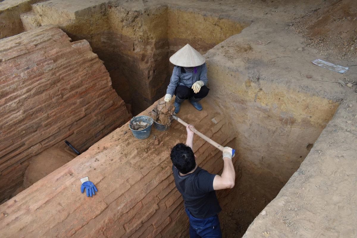 Đáy mộ nằm sâu khoảng 2,5m so với mặt bằng gò đất hiện tại. Mộ nằm theo hướng Bắc lệch Đông 20 độ, có cấu trúc gồm 2 gian tiền thất, 1 gian trung thất và 3 gian hậu thất. Trung thất và hậu thất đều có nhĩ. Ảnh: Bảo tàng Quảng Ninh