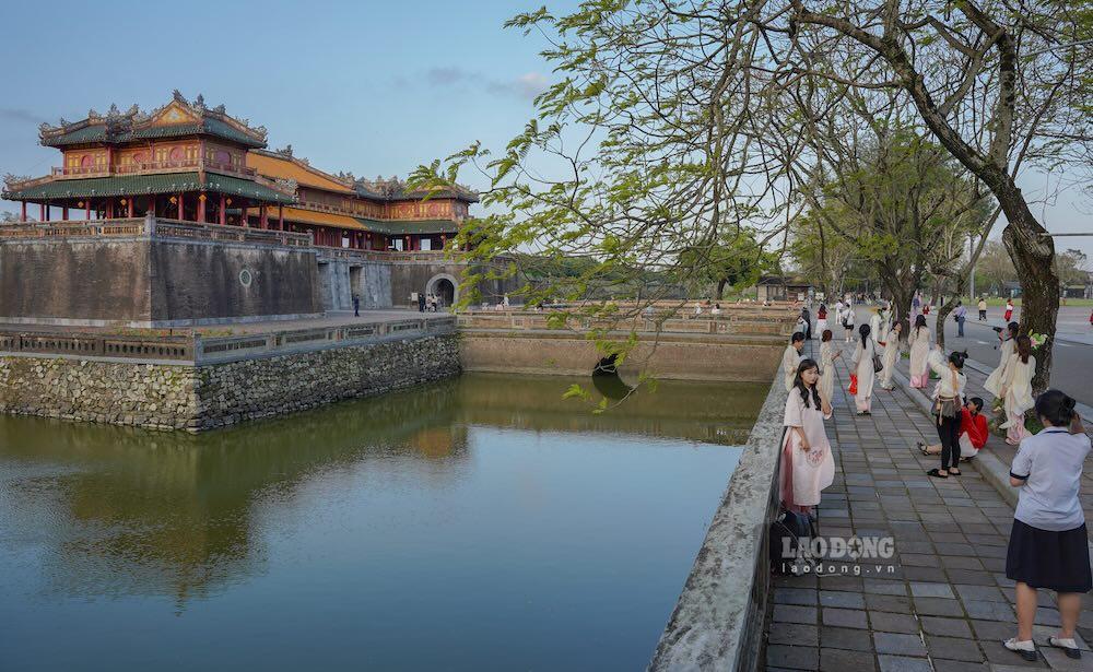 Những ngày này, trên các điểm di tích, thắng cảnh của TP Huế, đông đảo những bạn trẻ xúng xính bên nhau, lưu giữ những hình ảnh đẹp khi Tết đến Xuân về.