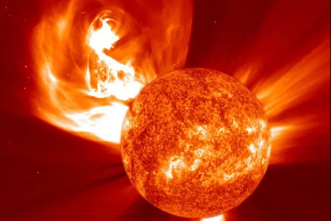 Bão địa từ mạnh bất ngờ đến sớm