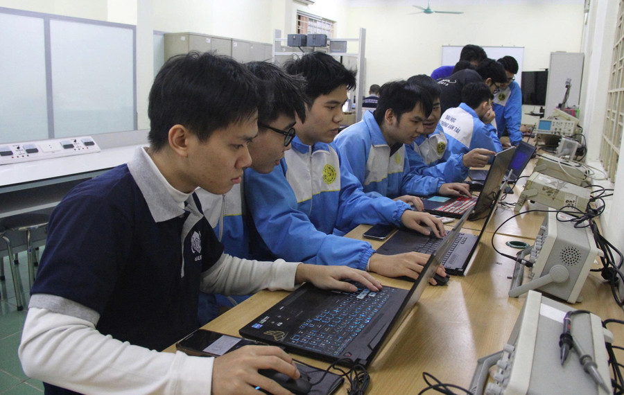 Sinh viên Trường Đại học Giao thông vận tải. Ảnh: Minh Phong