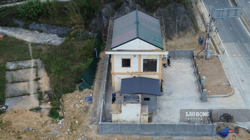 Đất đá quanh nhà điều hành đã được dọn, tường rào phía ngoài cũng xây lại . Ảnh: Đinh Đại