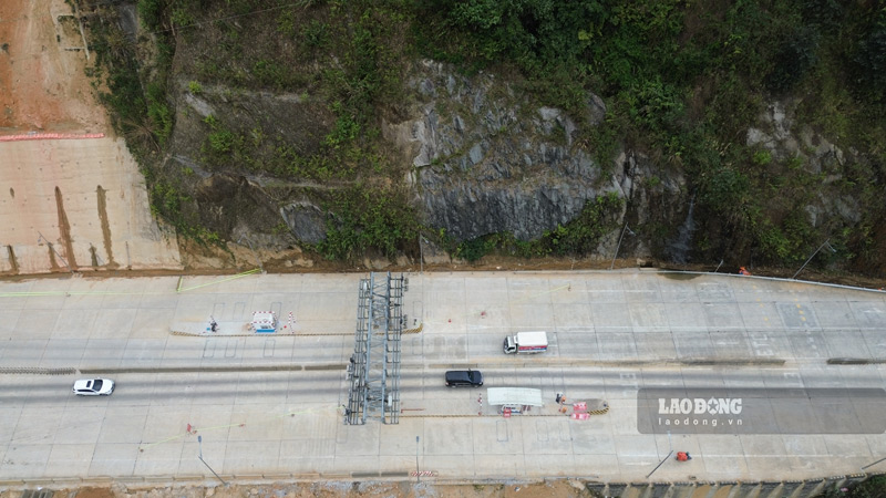 Thời điểm này, các phương tiện đi Trạm BOT Sa Pa chưa mất phí do đơn vị khai thác đang chờ chỉ đạo của UBND tỉnh Lào Cai. Ảnh: Đinh Đại