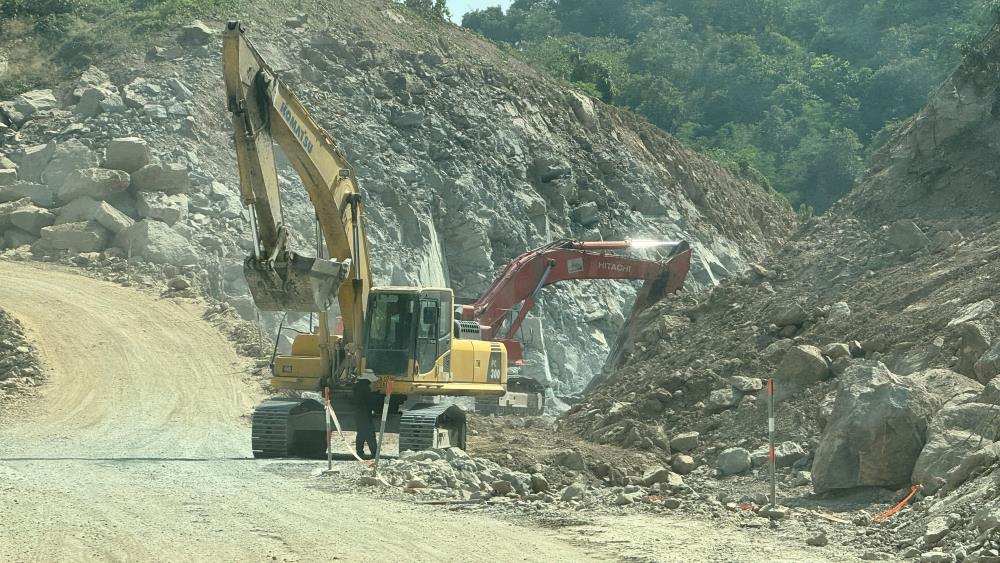 Các xe múc thi công trên công trường. Ảnh: Duy Tuấn