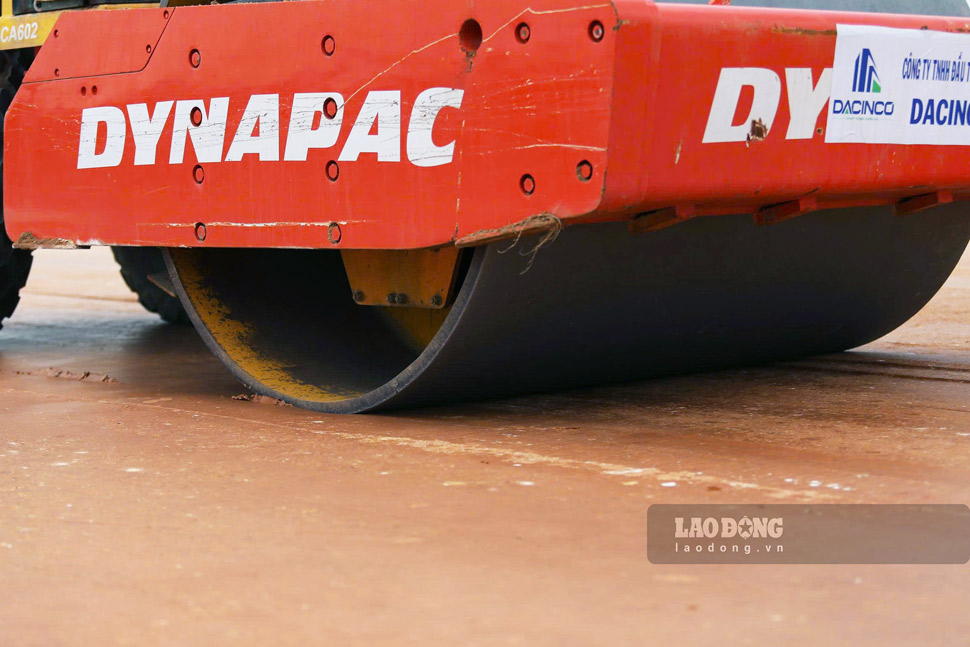 Công đoạn đắp đất nền. Ảnh: Hoài Phương