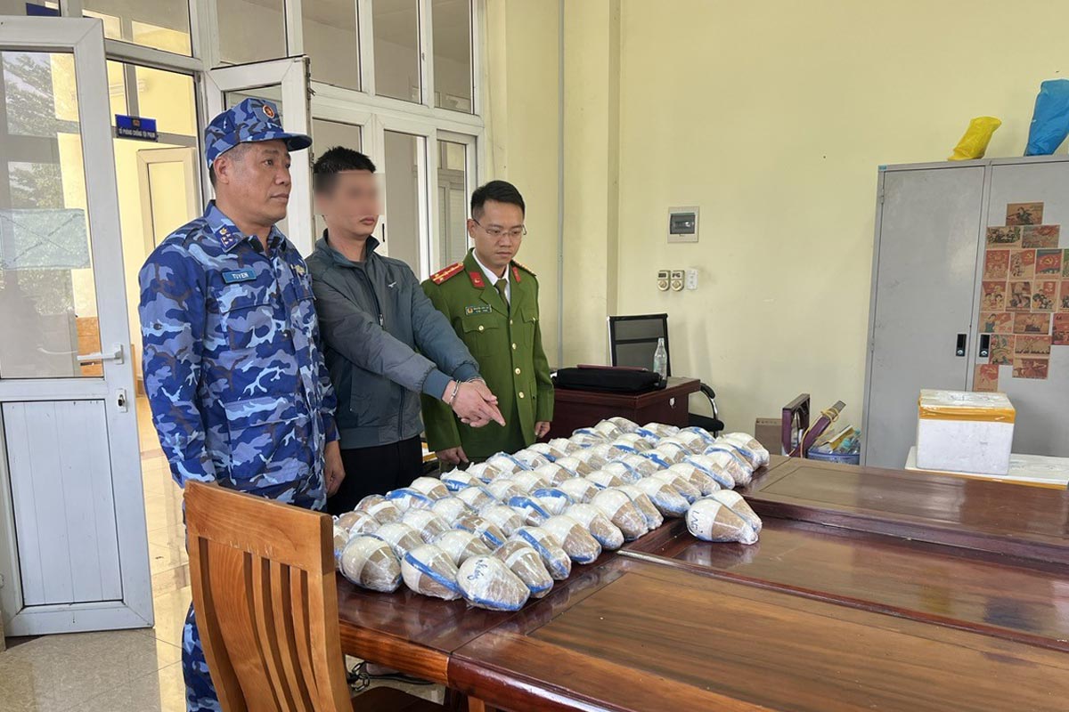 Phạm Văn Tuân và tang vật. Ảnh: Công an Quảng Ninh