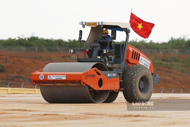 Đại công trường sân bay Phù Cát rộn ràng khí thế chào mừng Đại hội XIV