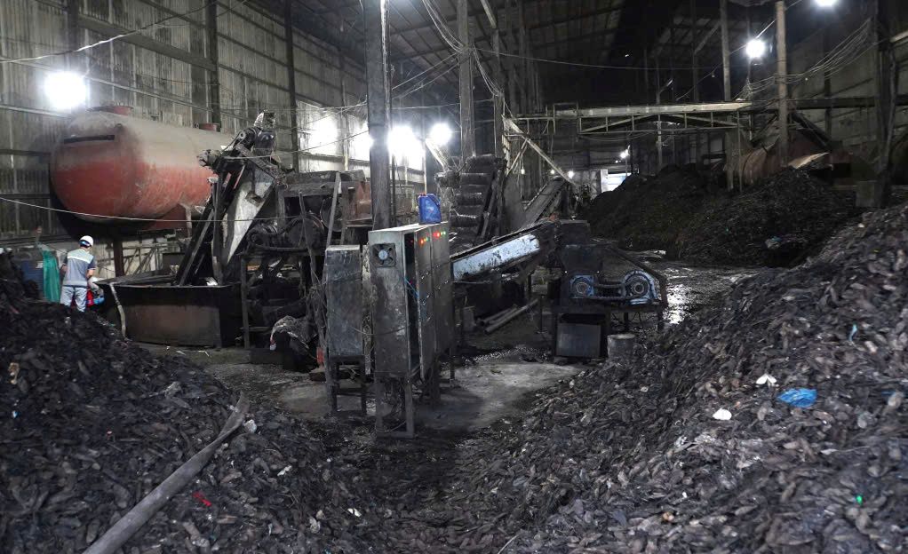 Khối lượng lớn vỏ xoài, hạt xoài đang phân hủy, bốc mùi bên trong nhà xưởng của Công ty TNHH Dịch Vụ Thới An. Ảnh: Công an cung cấp