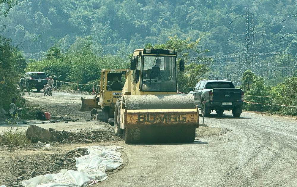 Máy móc thi công sau khi công tác giải phóng mặt bằng được đẩy nhanh tiến độ. Ảnh: Duy Tuấn