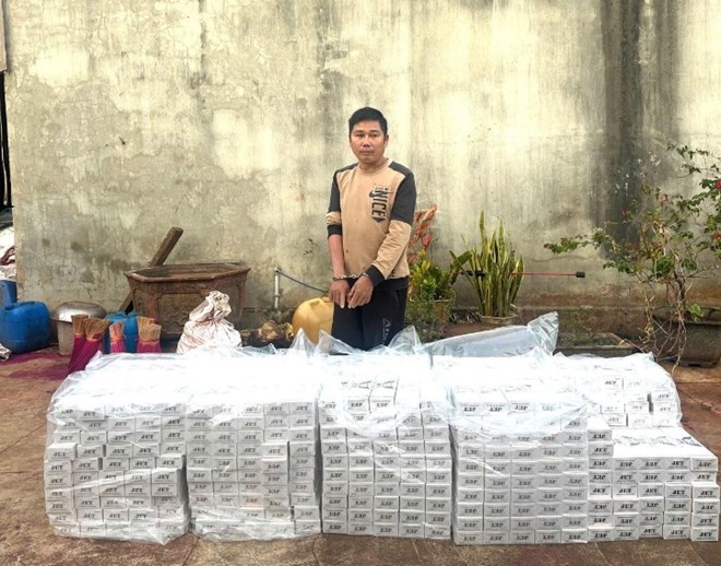 Công an xử lý đối tượng mua bán hàng trăm cây thuốc lá nhập lậu