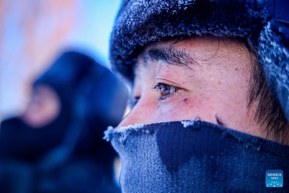 Băng giá bám kín lông mi và khẩu trang của một nhân viên trạm điện ở Tân Cương, Trung Quốc, ngày 16.1.2026. Ảnh: Xinhua