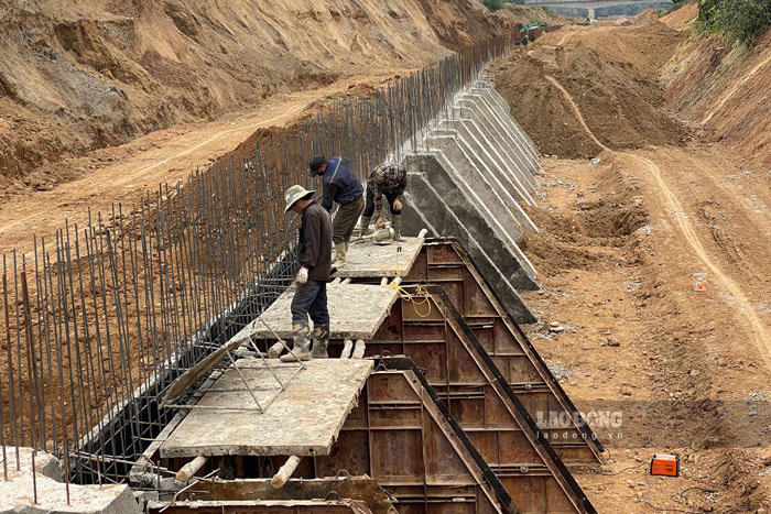 Tuyến kè sẽ hoàn thiện cơ bản trước Tết Nguyên đán. Ảnh: Đinh Đại