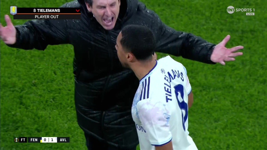 HLV Unai Emery quát mắng tiền vệ Youri Tielemans. tai-xuong.jpg