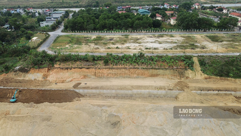 Người dân mong tuyến kè sớm hoàn thiện để hạn chế sạt lở mùa mưa lũ. Ảnh: Đinh Đại