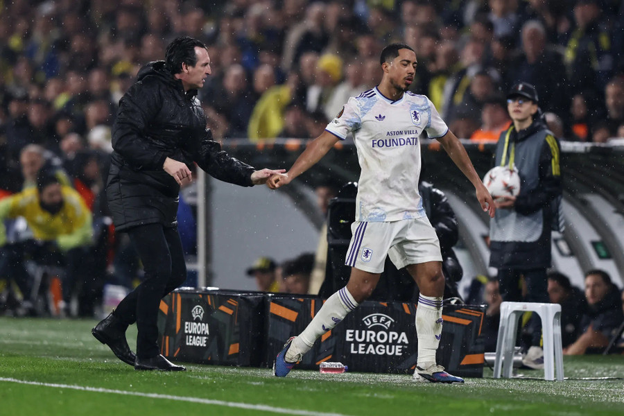 Khoảnh khắc gây sốc diễn ra ở những phút cuối trận Aston Villa thắng Fenerbahce 1-0 ở Europa League. hoctro3.jpg