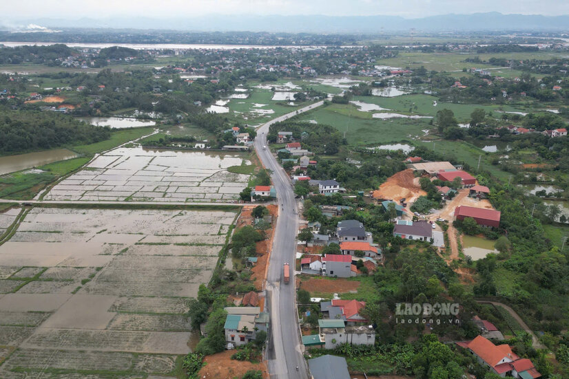 Đoạn ngoài đô thị qua địa phận xã Xuân Lũng. Ảnh: Tô Công.