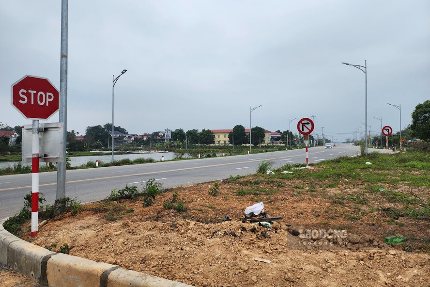 Các biển báo đã được lắp đặt. Ảnh: Tô Công.