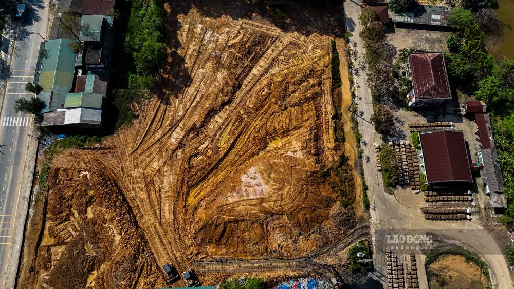 Núi đất lộ thiên gây bụi mỗi khi trời nắng. Ảnh: PV