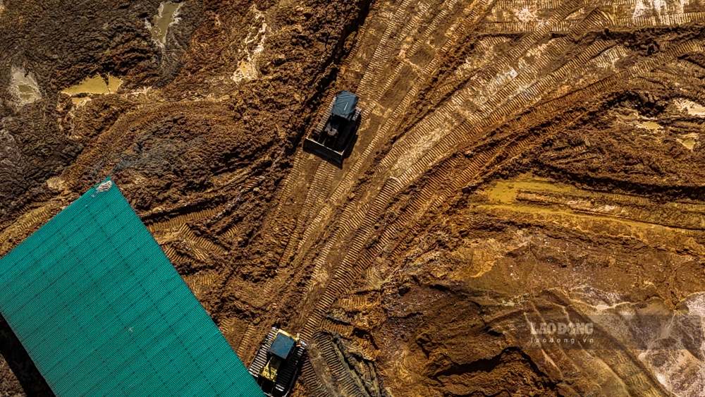 Sau khi các xe tải chở đất đến, những chiếc máy xúc phải hoạt động liên tục để san gạt. Ảnh: PV