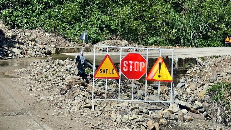 Cơ quan chức năng đặt nhiều biển cảnh báo tại nhiều khu vực sạt lở trên tỉnh lộ 622B. Ảnh: Viên Nguyễn