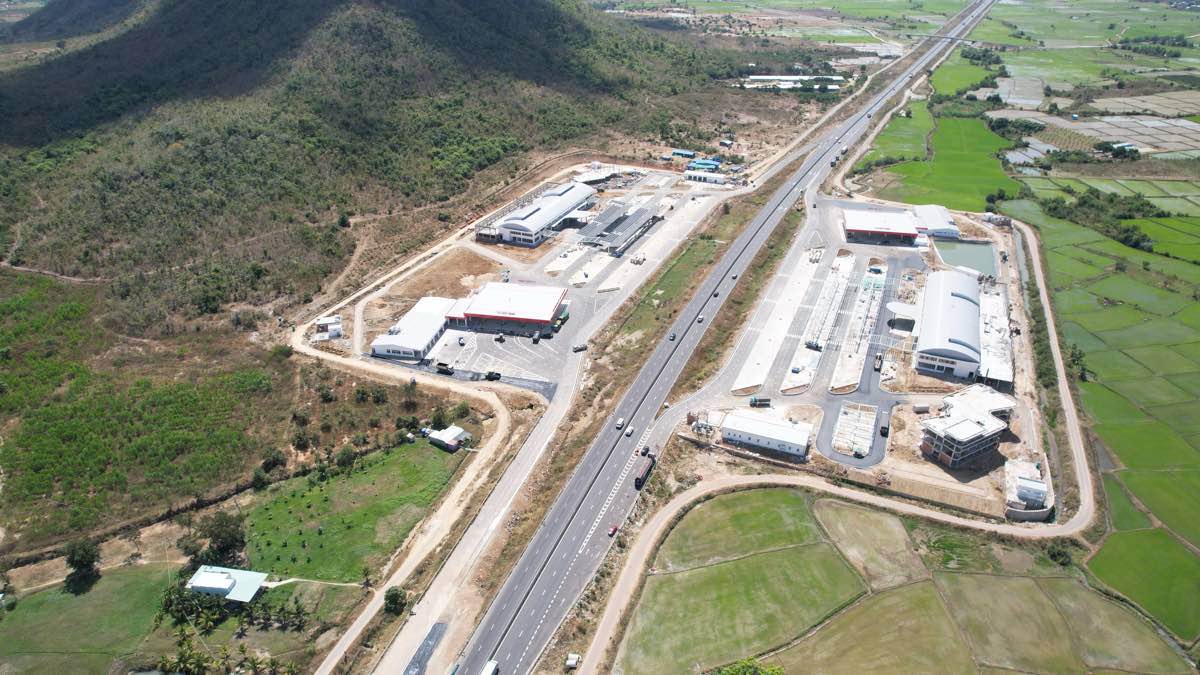 Trạm dừng nghỉ bên phải và bên trái tuyến tại km205. Ảnh: Duy Tuấn