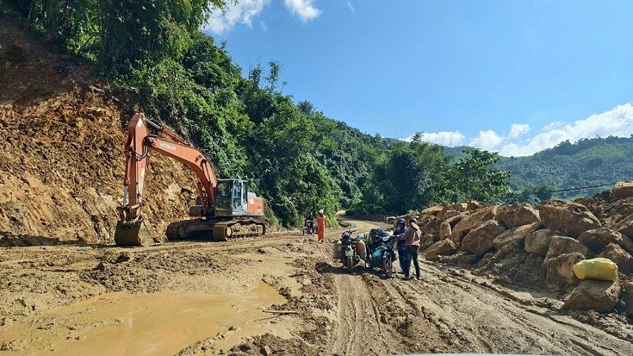 Các cơ quan chức năng đang nỗ lực khắc phục sạt lở trên tuyến tỉnh lộ 622B, tỉnh Quảng Ngãi. Ảnh: Viên Nguyễn
