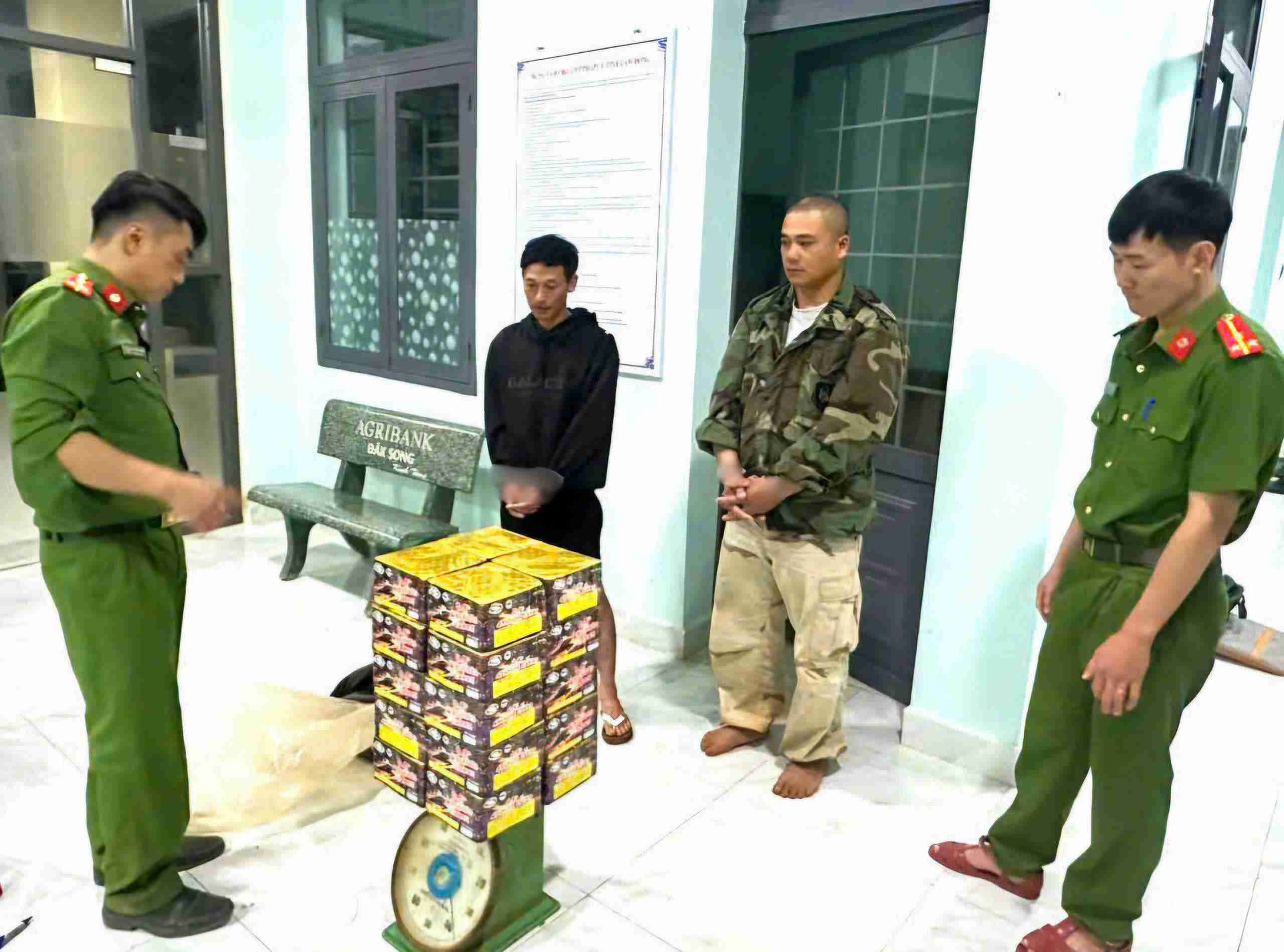 Hai đối tượng Đoàn Văn Hùng và Trần Tiến Sùng (xã Đắk Song) bị công an bắt giữ khi đang vận chuyển 38kg pháo nổ. Ảnh: Công an cung cấp