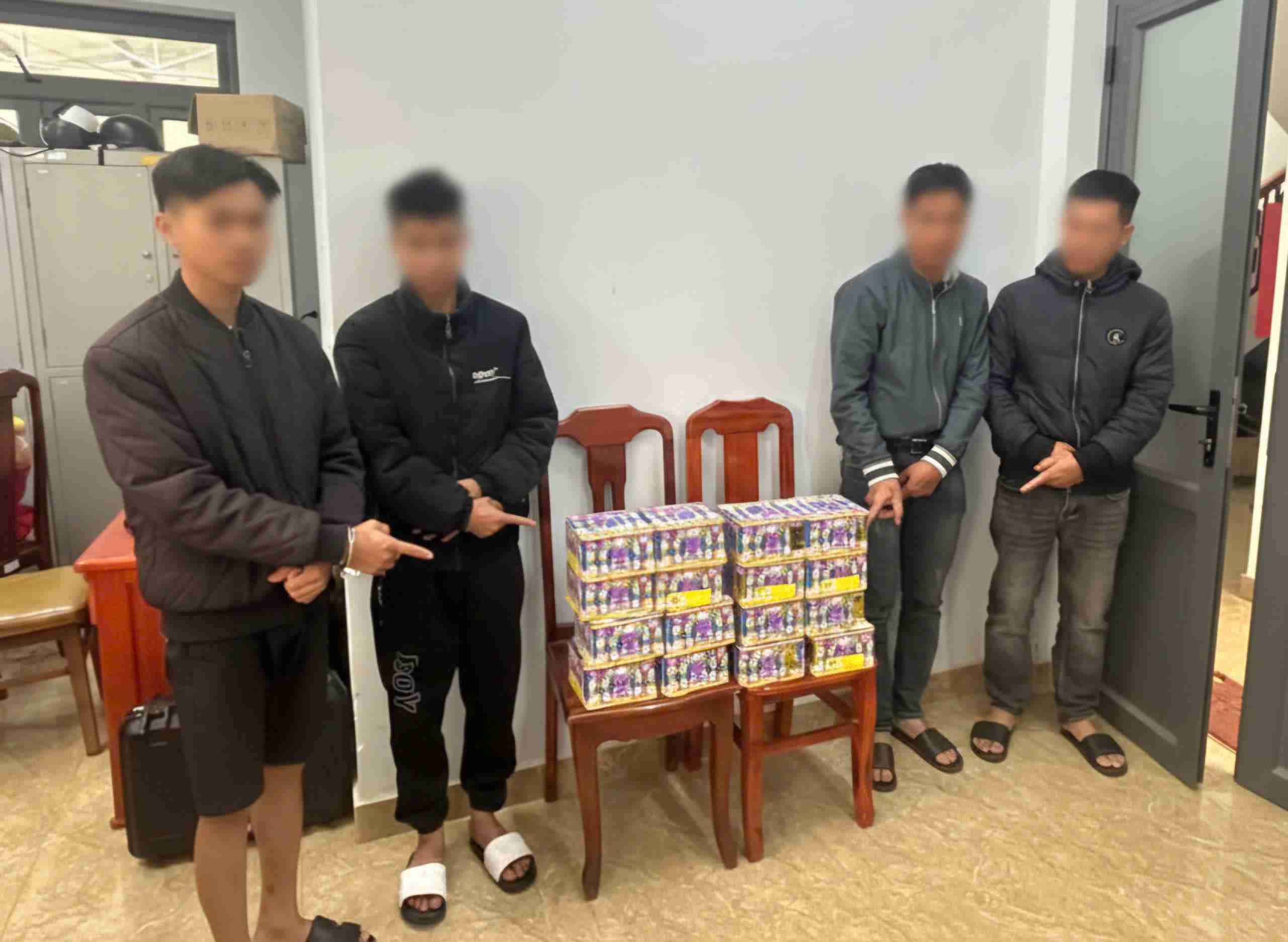 4 đối tượng tàng trữ pháo hoa nổ nhập lậu bị Công an xã Tân Hà Lâm Hà bắt giữ. Ảnh: Công an cung cấp