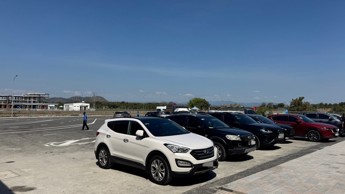 Xe ô tô vào trạm dừng nghỉ. Ảnh: Duy Tuấn