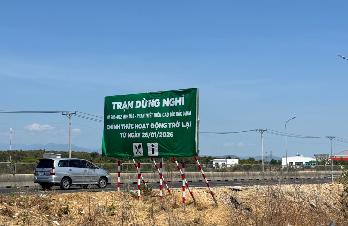 Bảng thông báo trước đường dẫn từ cao tốc Vĩnh Hảo - Phan Thiết vào trạm dừng nghỉ. Ảnh: Duy Tuấn