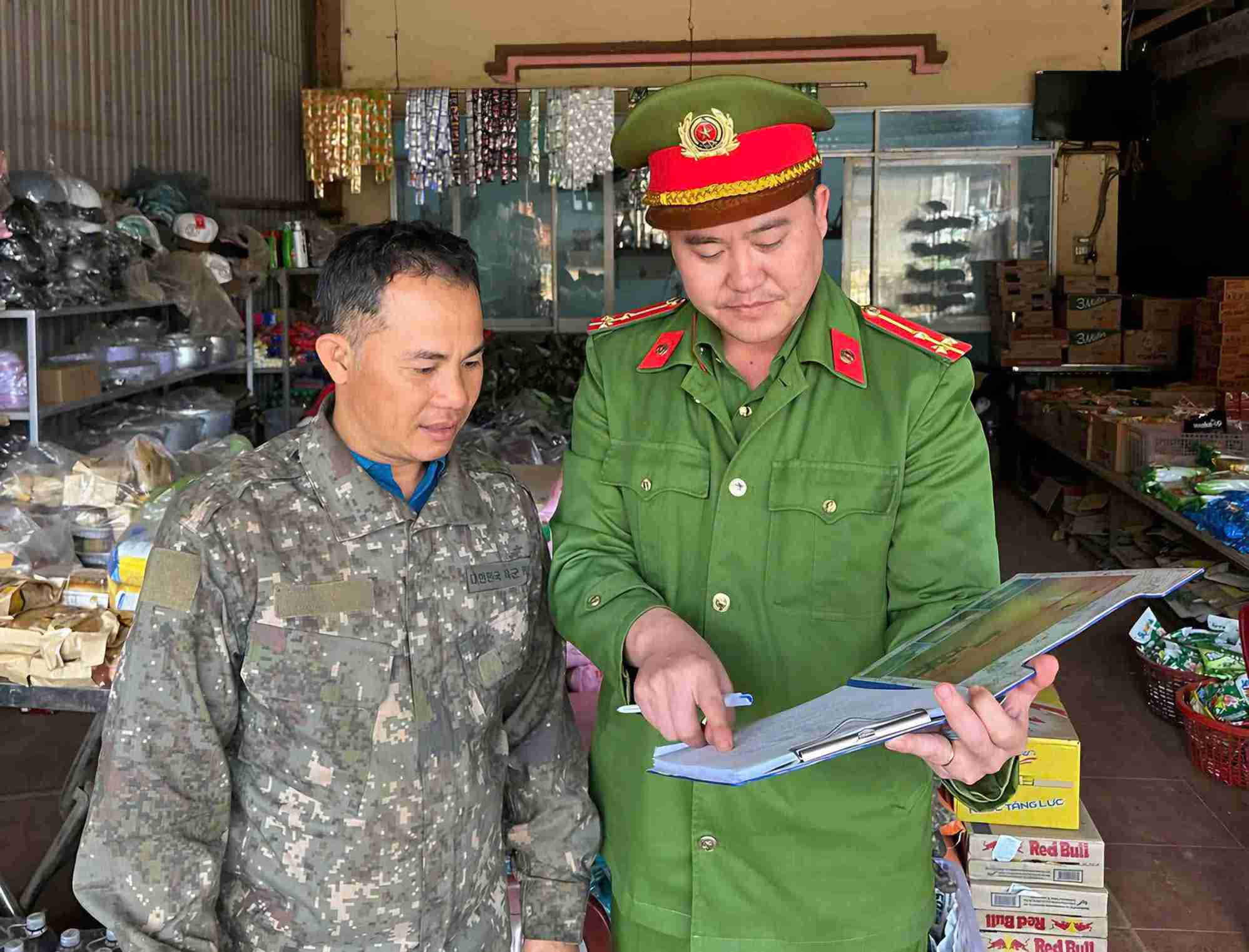 Công an các địa phương trên địa bàn tỉnh Lâm Đông tuyên truyền phòng, chống pháo nổ nhập lậu tới người dân trên địa bàn. Ảnh: Phúc Khánh