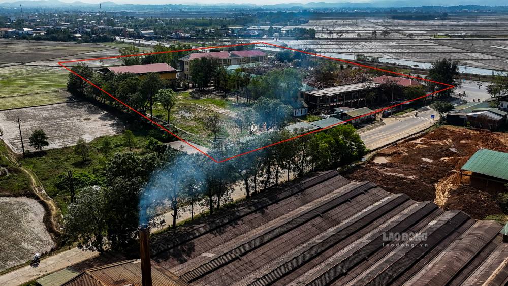 Trường THPT Đặng Huy Trứ - nơi đông đảo học sinh đang theo học gặp không ít phiền toái khi nằm ngay cạnh lò gạch đang hoạt động rầm rập. Ảnh: PV