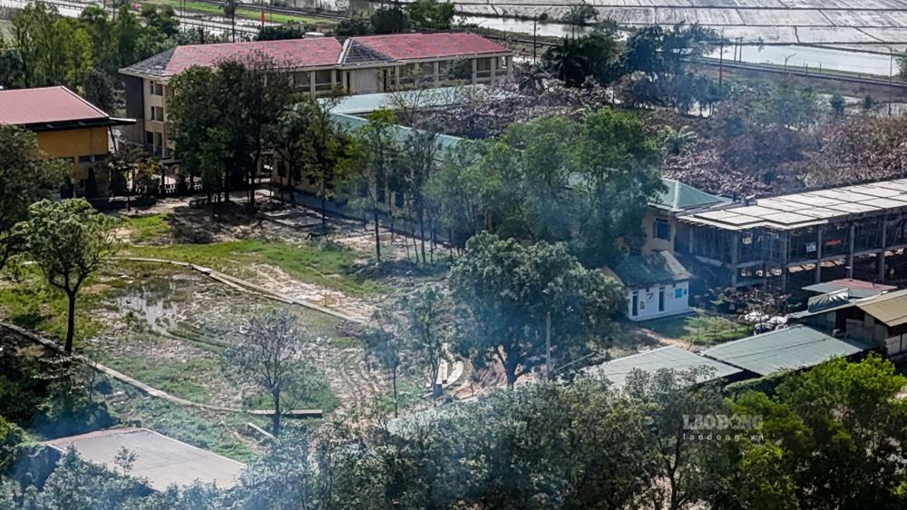 Nhà máy gạch xả khói nghi ngút ra môi trường. Ảnh: PV