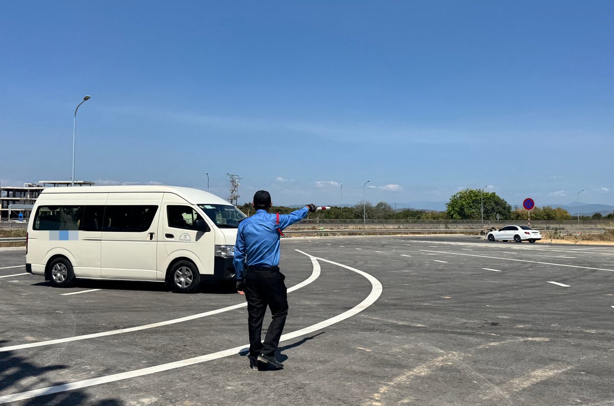 Bảo vệ hướng dẫn cho xe vào bãi đỗ. Ảnh: Duy Tuấn