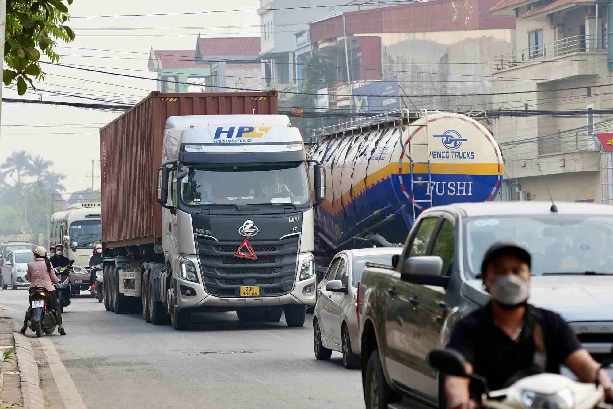 Quốc lộ 1A có nhiều đoạn nhỏ hẹp, thường xuyên ùn tắc. Ảnh: Khánh An