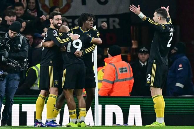 Sự thiếu ổn định của các đối thủ đã tạo cơ hội cho Man United bứt lên.  Ảnh: AFP