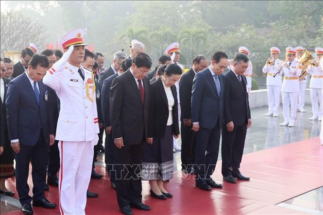 Tổng Bí thư, Chủ tịch nước Lào Thongloun Sisoulith và Phu nhân cùng Đoàn đại biểu cấp cao Đảng, Nhà nước Lào đến đặt vòng hoa tưởng niệm các Anh hùng liệt sĩ tại Đài tưởng niệm Bắc Sơn. Ảnh: An Đăng/TTXVN