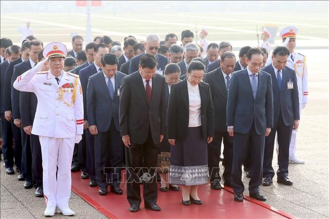 Tổng Bí thư, Chủ tịch nước Lào Thongloun Sisoulith và Phu nhân cùng Đoàn đại biểu cấp cao Đảng, Nhà nước Lào đã đến đặt vòng hoa, vào Lăng viếng Chủ tịch Hồ Chí Minh. Ảnh: An Đăng/TTXVN