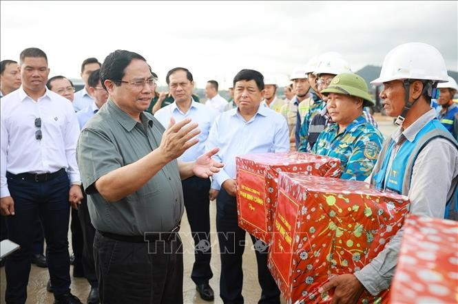 Thủ tướng Phạm Minh Chính tặng quà các đơn vị thi công dự án Cảng hàng không quốc tế Phú Quốc. Ảnh: Dương Giang/TTXVN