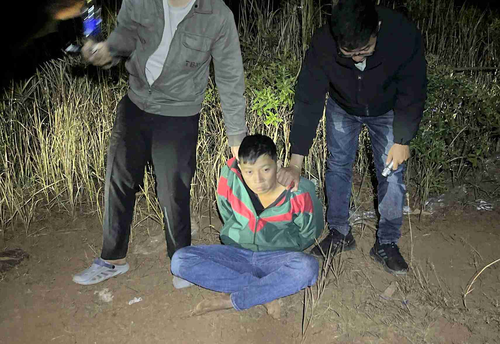 Vũ Quang Chính bị bắt giữ khi đang vận chuyển pháo hoa nổ đi tiêu thụ. Ảnh: Công an cung cấp