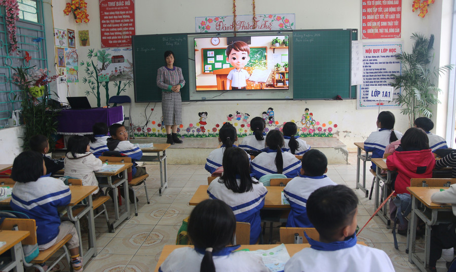 Cô, trò Trường PTDTBT Tiểu học Ka Lăng, xã Thu Lũm (Lai Châu) ứng dụng AI trong dạy học. phat-huy-ai-trong-lop-hoc-khong-bien-gioi-3.jpg