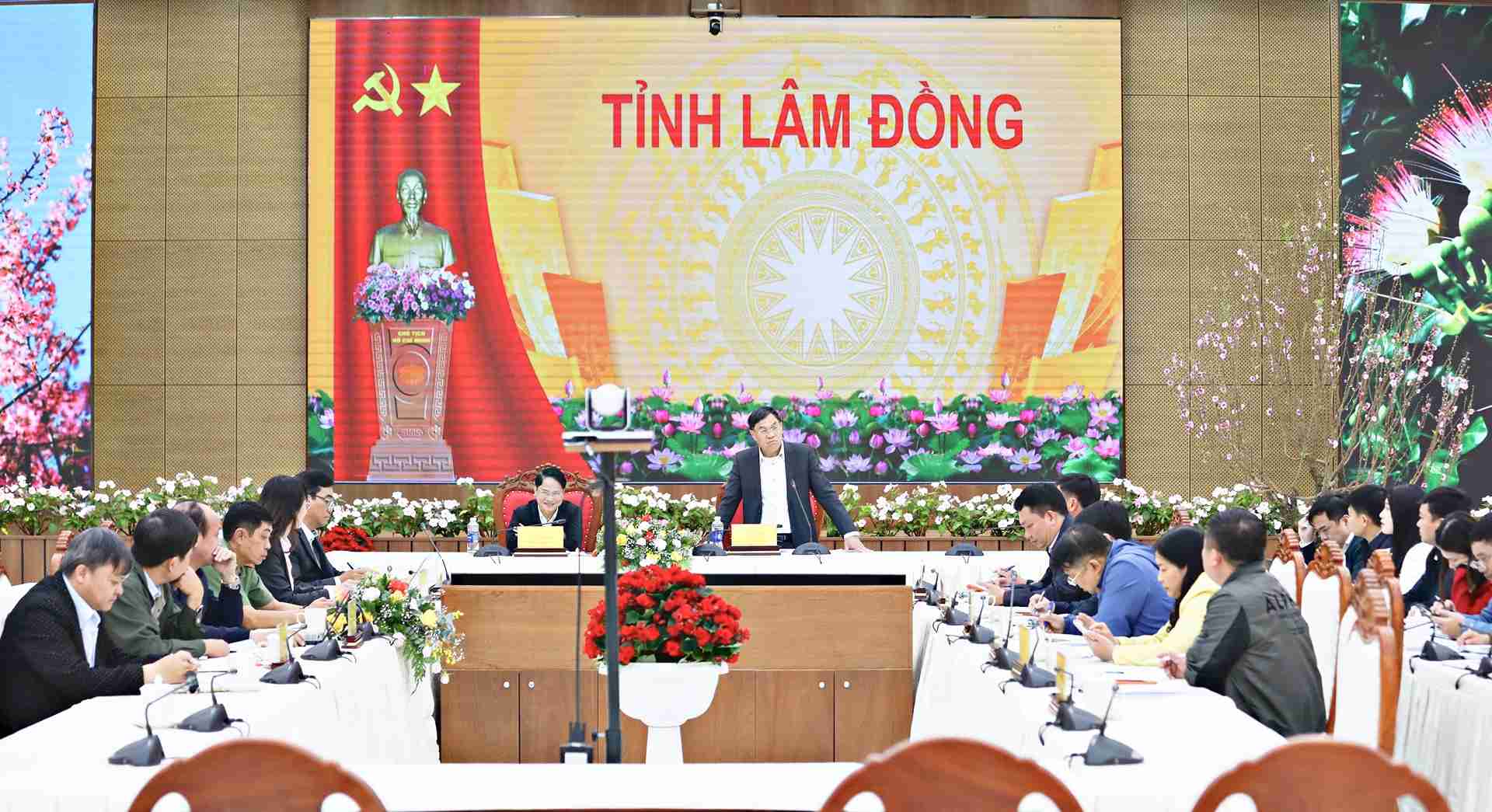 Lãnh đạo tỉnh Lâm Đồng làm việc với các sở, ngành, địa phương để bàn phương án xử lý tài sản công dôi dư sau sáp nhập. Ảnh: Phúc Khánh