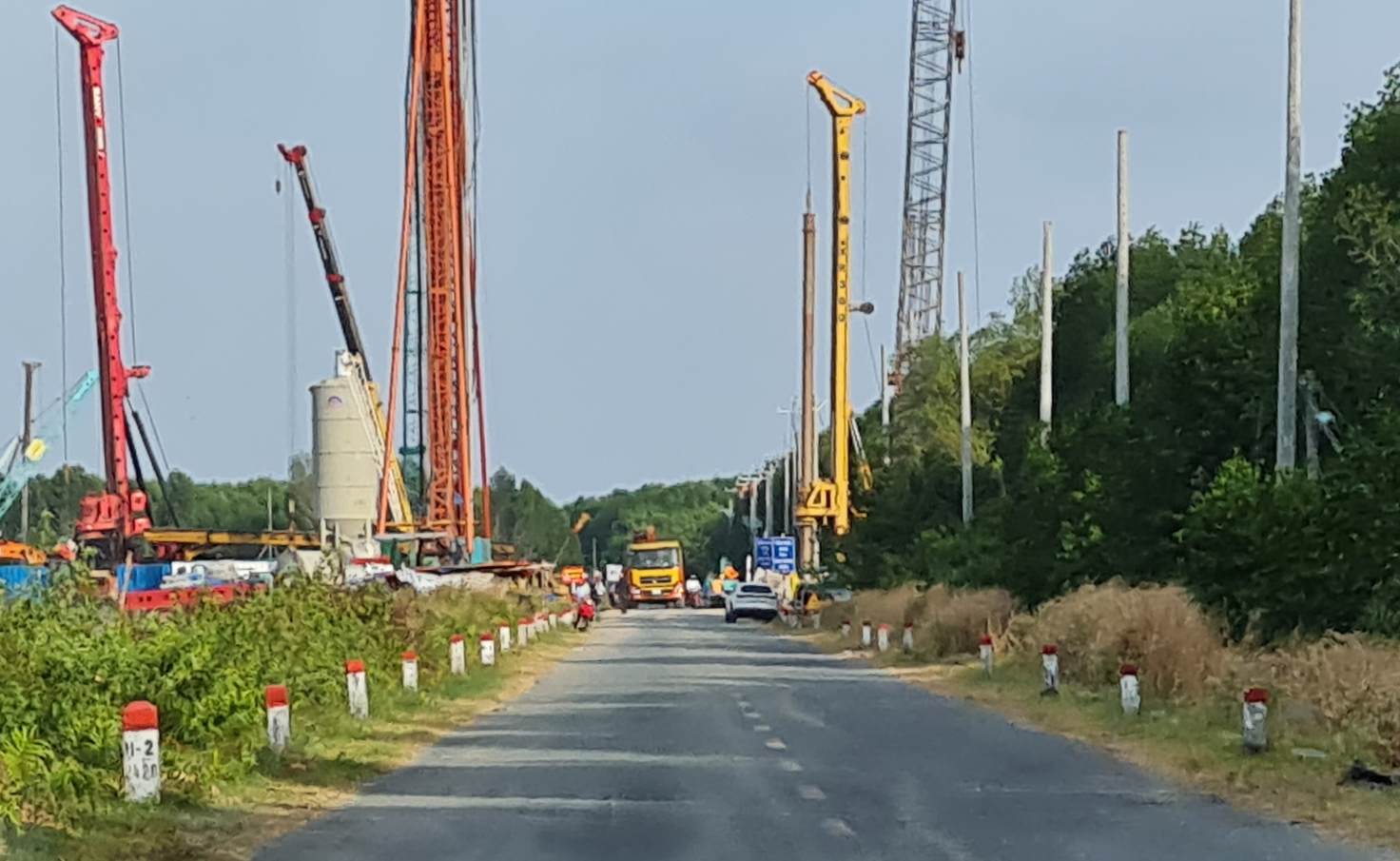 Cao tốc Cà Mau - Đất Mũi đoạn Cái Nước - Đất Mũi máy móc được tập kết chuẩn bị thi công. Ảnh: Nhật Hồ.