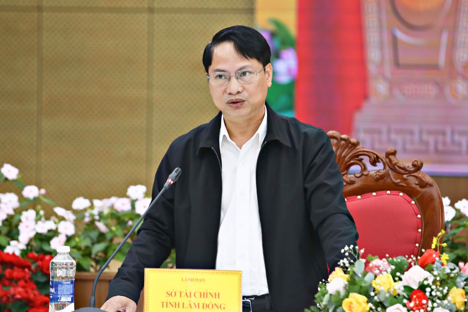 Phó Giám đốc Sở Tài chính Lâm Đồng Phạm Văn Bảy báo cáo tình hình triển khai phương án xử lý tài sản công dôi dư sau sáp nhập. Ảnh: Chính Thành