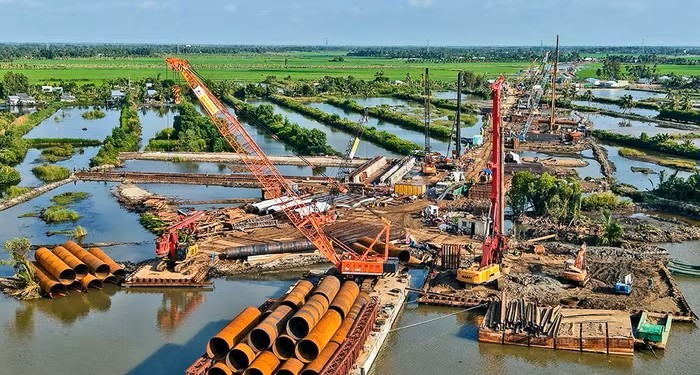 Công đoạn khoan và đóng cọc công trình cầu vượt sông Ông Ðốc nối Xã Trần Văn Thời và Xã Lương Thế Trân thuộc đoạn thành phần Cà Mau - Cái Nước.Ảnh: Trần Nguyên.