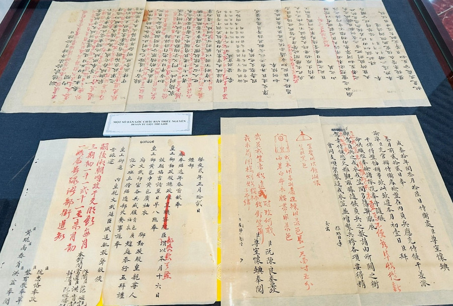 Bản gốc châu bản triều Nguyễn có bút phê của nhà vua lần đầu được trưng bày.