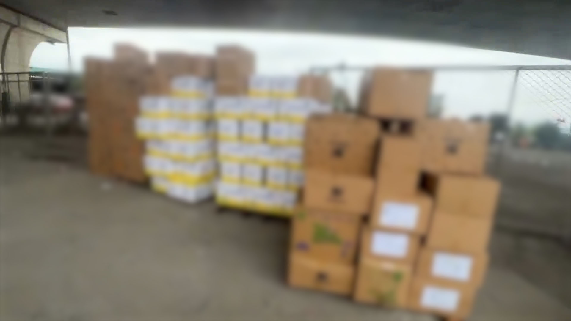 Tài xế bốc xếp hàng hóa lên xe tại điểm tập kết hàng hóa dưới khu vực hành lang an toàn cầu Vĩnh Tuy. Ảnh: Nhóm PV