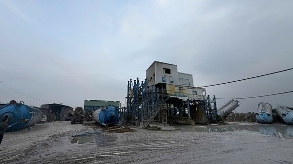 Hà Nội cắt điện, tháo dỡ 16 trạm trộn bê tông trái phép ở bãi sông Hồng