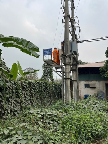 Thực hiện cắt điện 16 trạm trộn bê tông trái phép ở bãi sông Hồng. Ảnh: Minh Hạnh