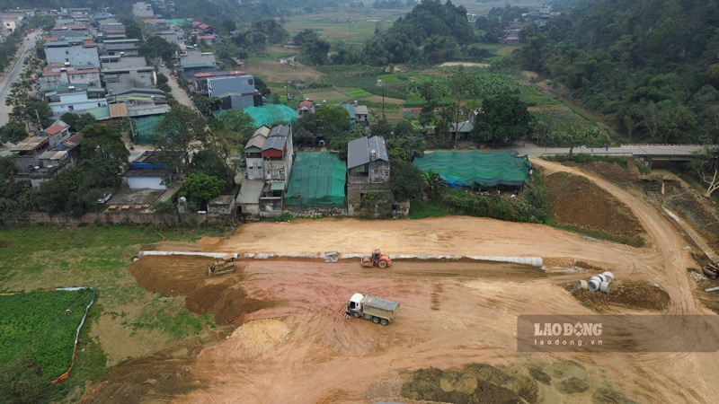 Dự án nằm cạnh Quốc lộ 4D đi Sa Pa. Ảnh: Đinh Đại